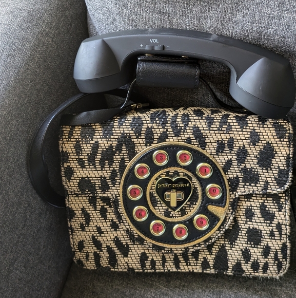 Betsy Johnson Phone ๐โค๏ธโ๐ฅ๐ Bag. - Picture 7 of 12